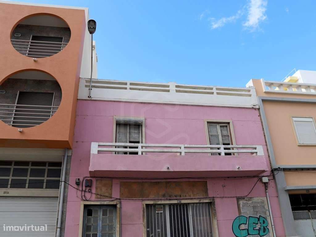 Prédio com dois pisos, logradouro, boa localização, Faro, Algarve - Grande imagem: 4/16