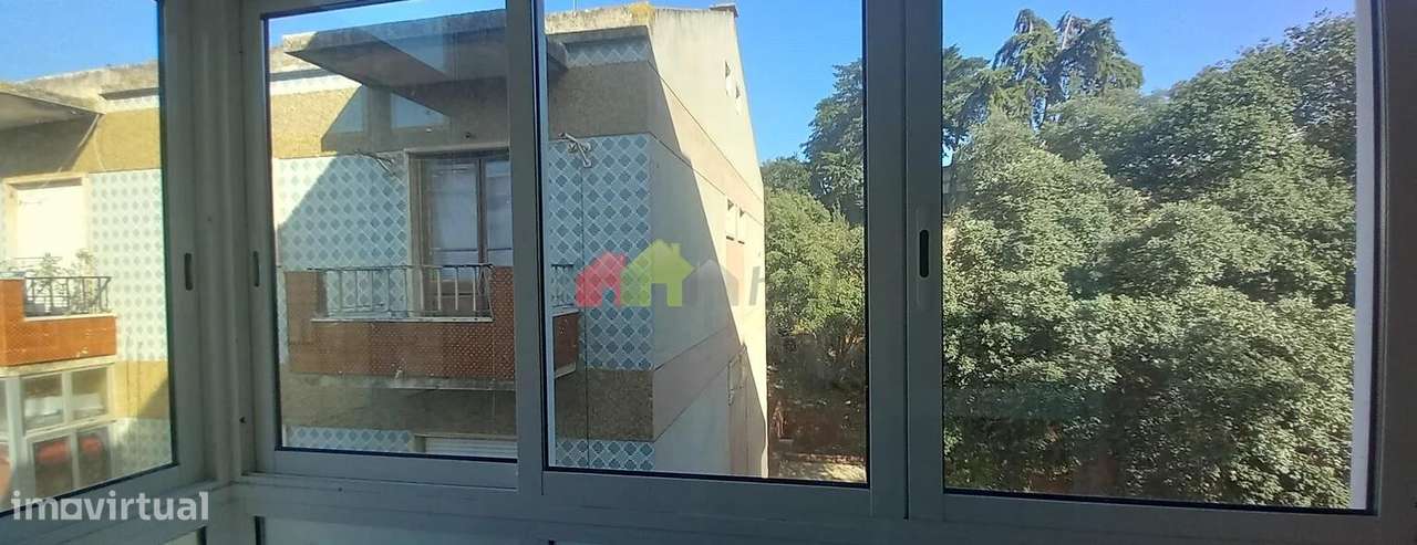 Apartamento T2 Renovado na Camarinha em Setúbal-6