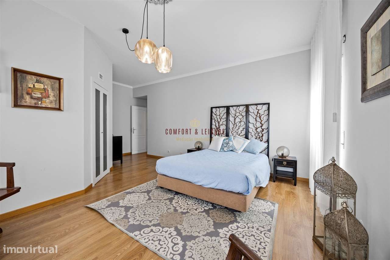 Apartamento com 4 quartos, 2 wc, parqueamento e arrecadação na Ramada,-12