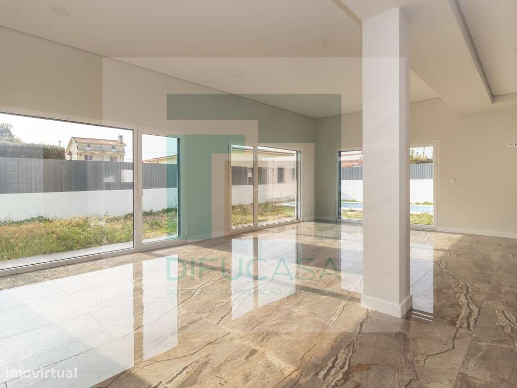 Moradia T5 com terreno fabulos de 600m2 - Grande imagem: 3/54