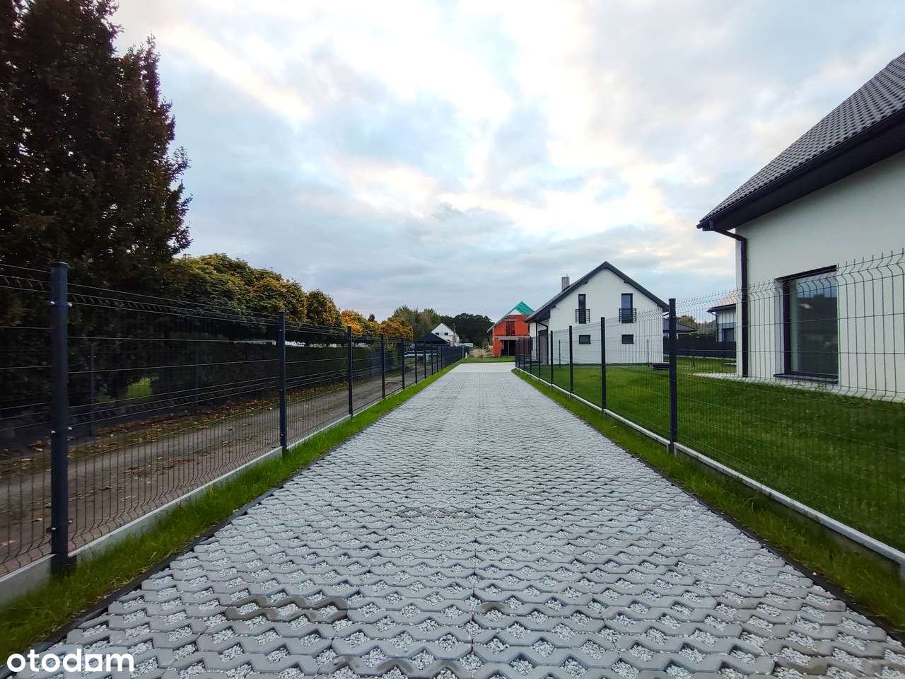 Dom wolnostojący z garażem , ogródkiem, pod lasem, do zamieszkania !! - Pełny obrazek: 5/20