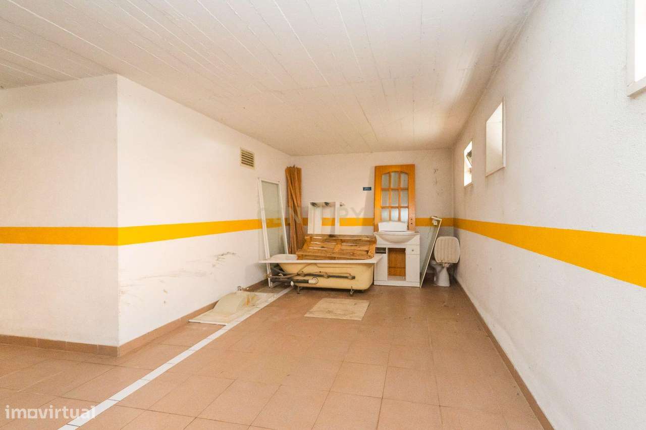 Apartamento T3 com Garagem em Loures-35