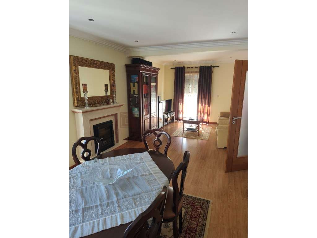 Vende-se Moradia V4 renovada com terraço, churrasqueira e horta a 5...-12