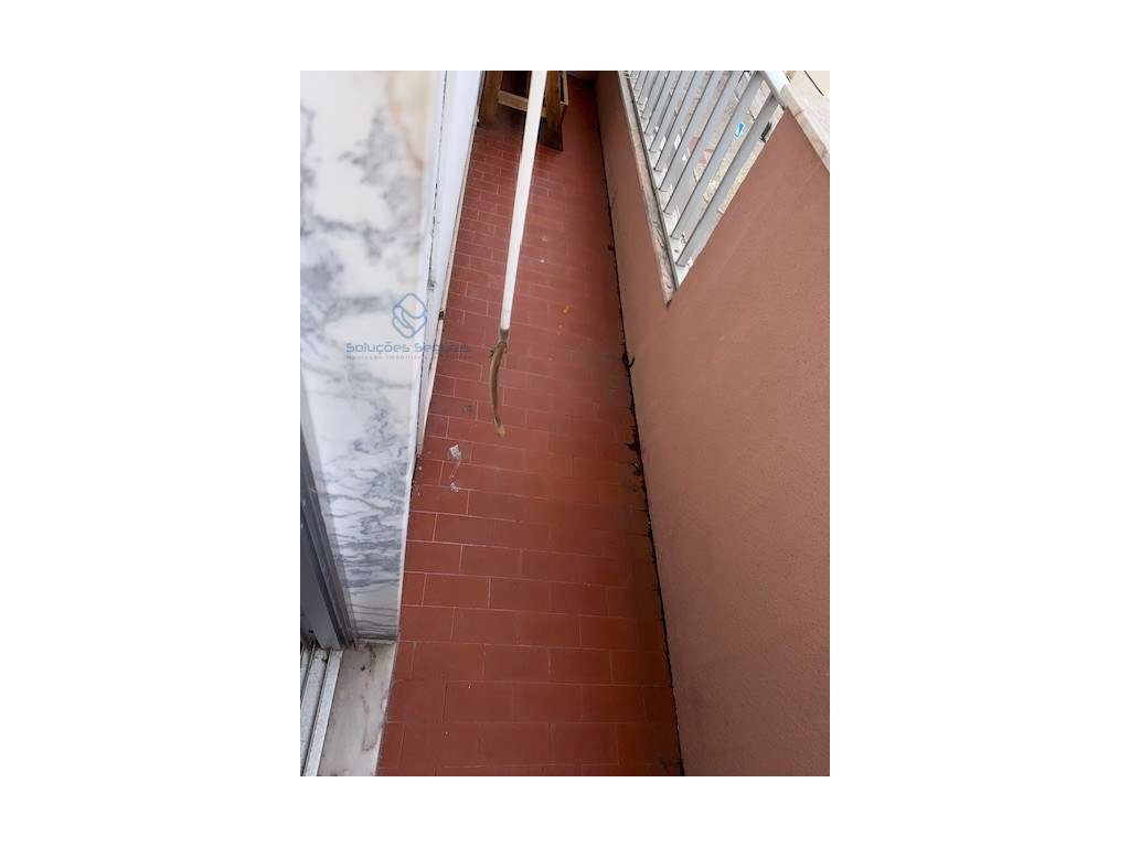 Apartamento T2 - Arrecadação no sótão - 3º andar - Centro Moita-9