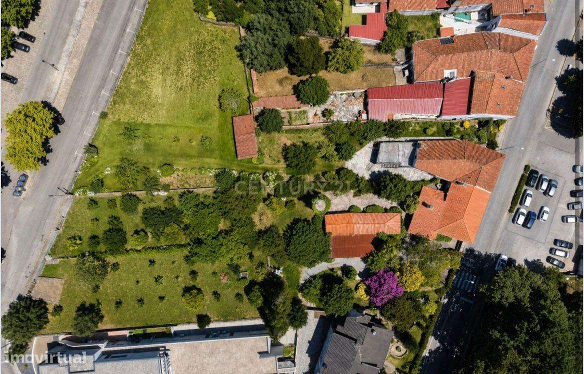 Moradia T5 com Terrenos para Construção no Largo da Feira – Lanheses,-9