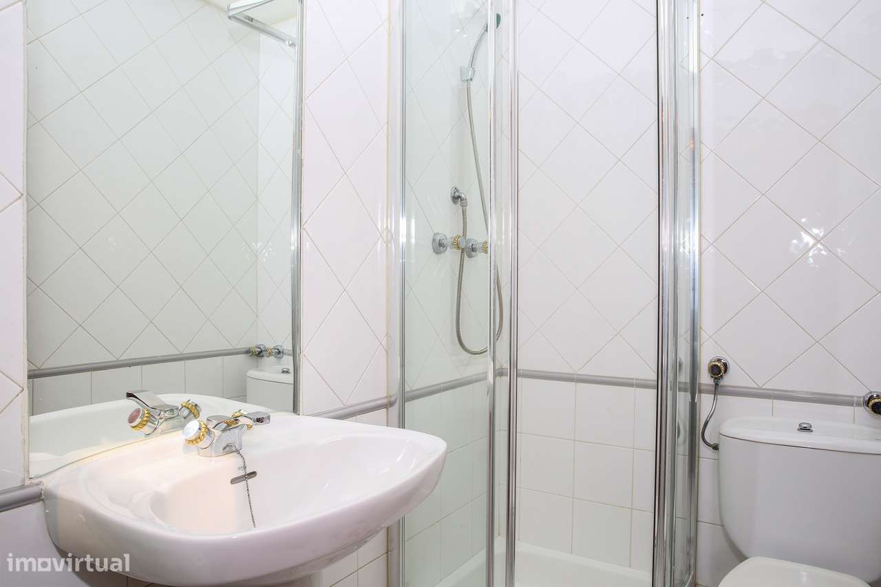 Apart. T3 Duplex c/4 casas de banho, varanda e vista Rio Tejo.-31