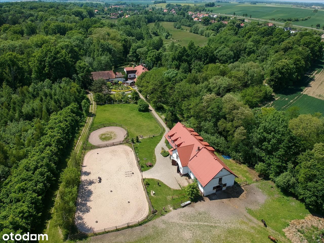 Obiekt restauracyjno-hotelowy ze stadniną koni