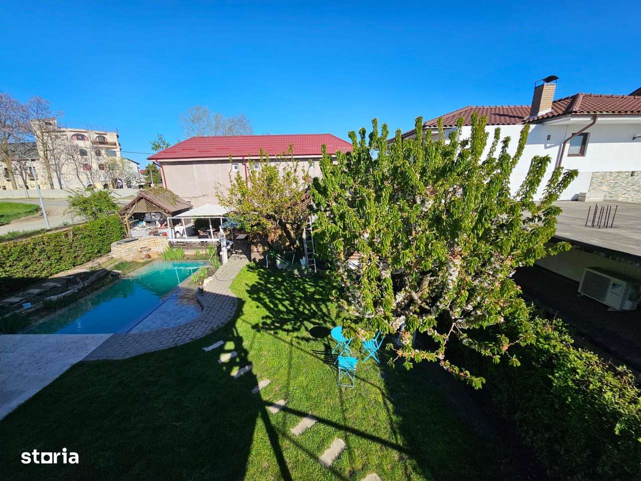 Pensiune de vanzare in Costinesti la doar 0.9 m distanta de plaja - Imagine principală: 3/11