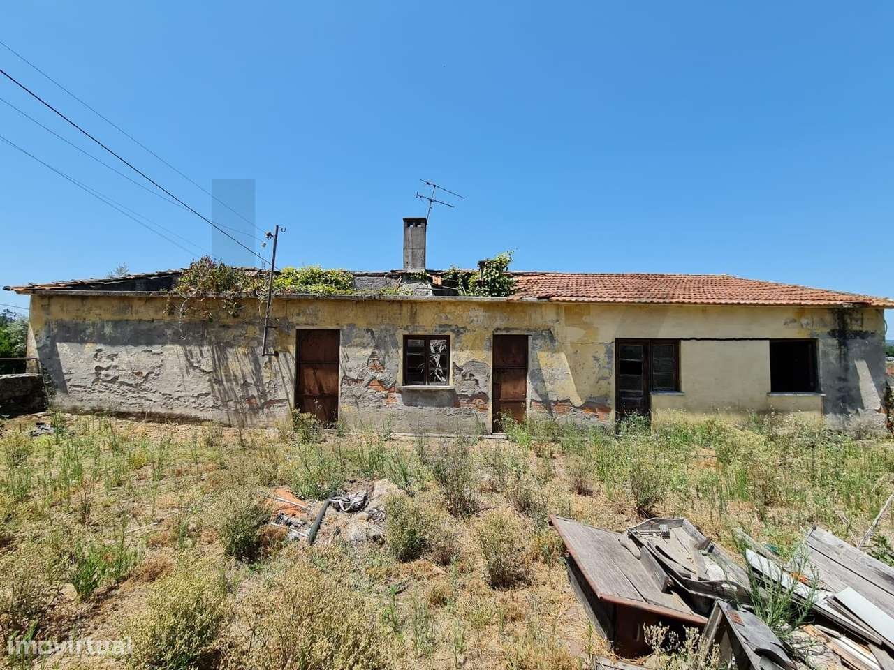 Moradia  com Terreno Urbano e Rústico  | 3.147 m2 |  Vimieiro, Santa C-30