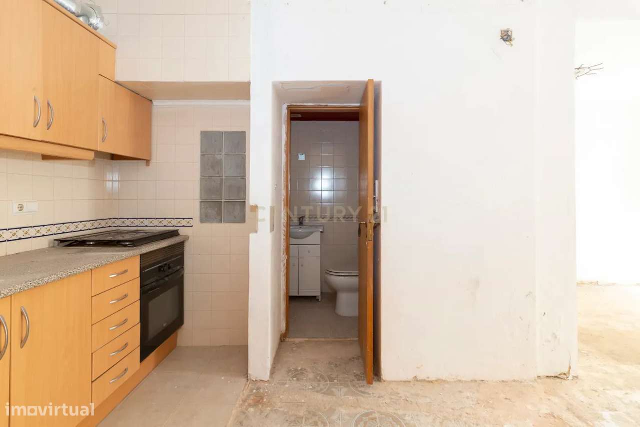 Prédio com dois apartamentos T1 em propriedade horizontal em Almada Ve-16