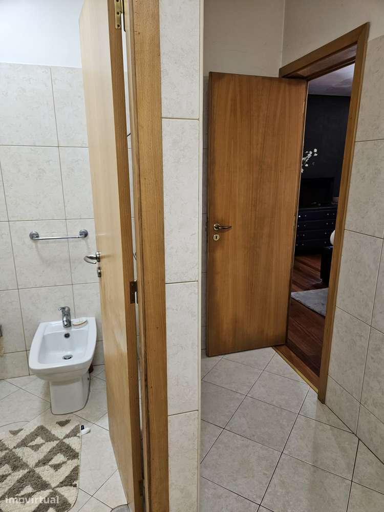 Lindíssima Moradia T6 de quatro frentes-36