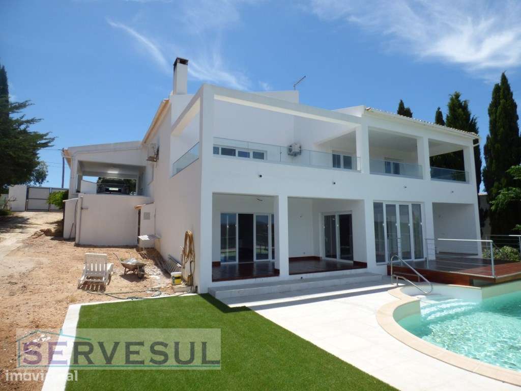 Espaçosa moradia de 2 pisos composta por 4 quartos com piscina e vi...-12