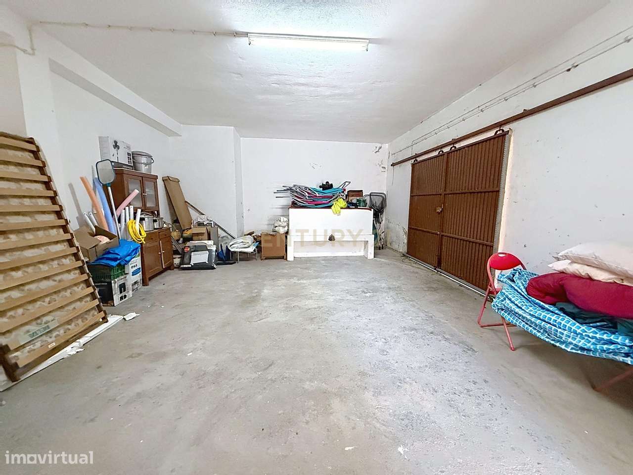 Moradia Espaçosa com 5 Quartos, Garagem Dupla e Vistas Deslumbrantes s-44