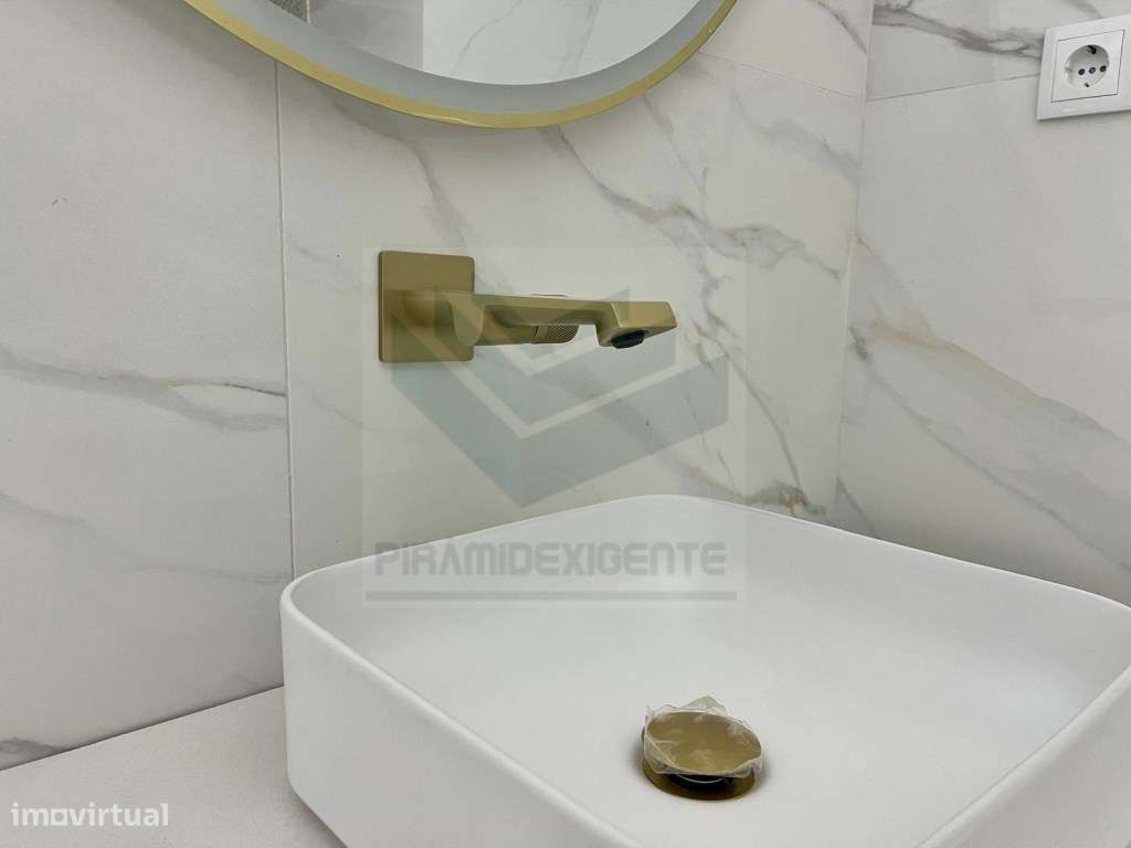 Moradia Totalmente Remodelada, Terraço, Garagem, Lavandaria-14