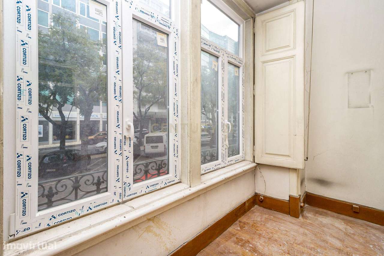 SÒ PARA SERVIÇOS 12 Assoalhadas para renovação em Localização Premium - Grande imagem: 5/39