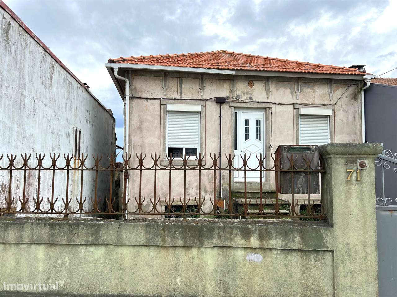 Moradia para reabilitar ou aumentar num lote de 429 m2 em Aldoar - Grande imagem: 2/13