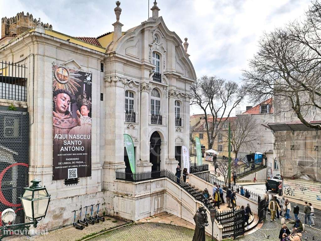 Apartamento T3 renovado no centro histórico de Lisboa-33