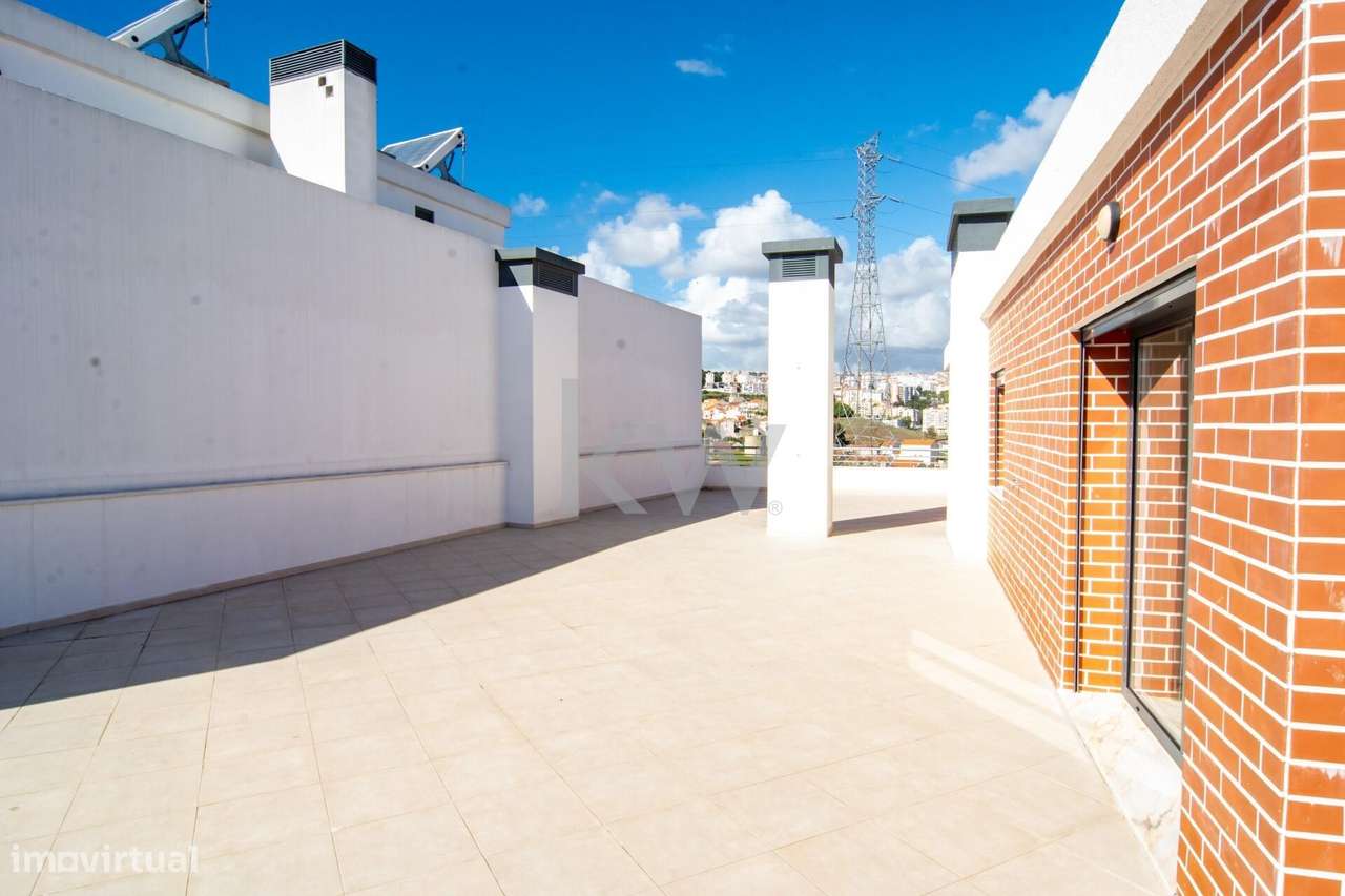 Luxo Raro nas Colinas do Cruzeiro – T3+1 com Mega Box e Terraço Privad-54