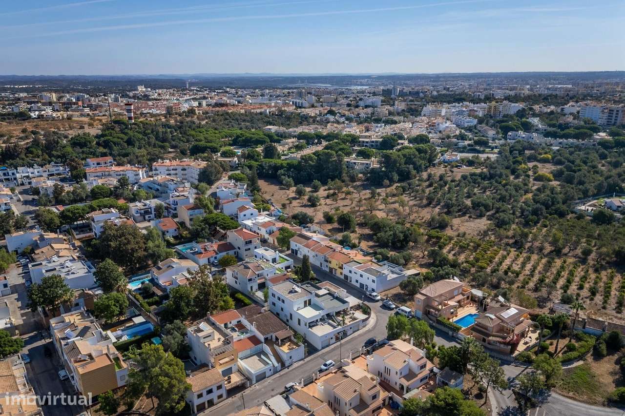 Excelente Moradia T4 com 438 m2 de Área de Construção em Alvor – Urb.-9