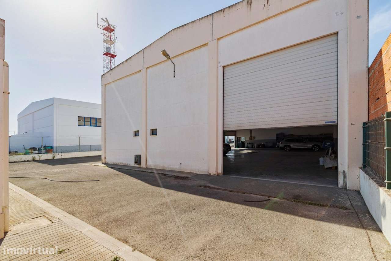 Armazém Industrial com Escritórios e Apartamento T1 | Zona... - Grande imagem: 4/29