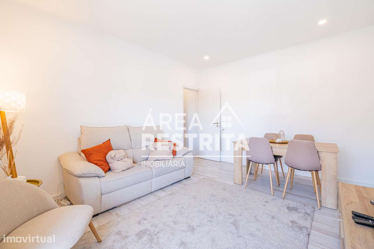 Apartamento T2 totalmente remodelado, num 1 andar em Alhos Vedros