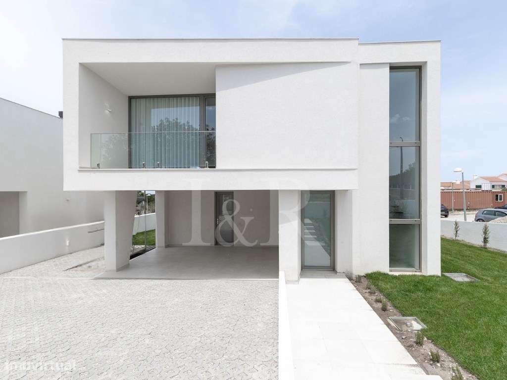 Moradia isolada T4 com jardim e piscina em Fontanelas, Sintra - Grande imagem: 4/58