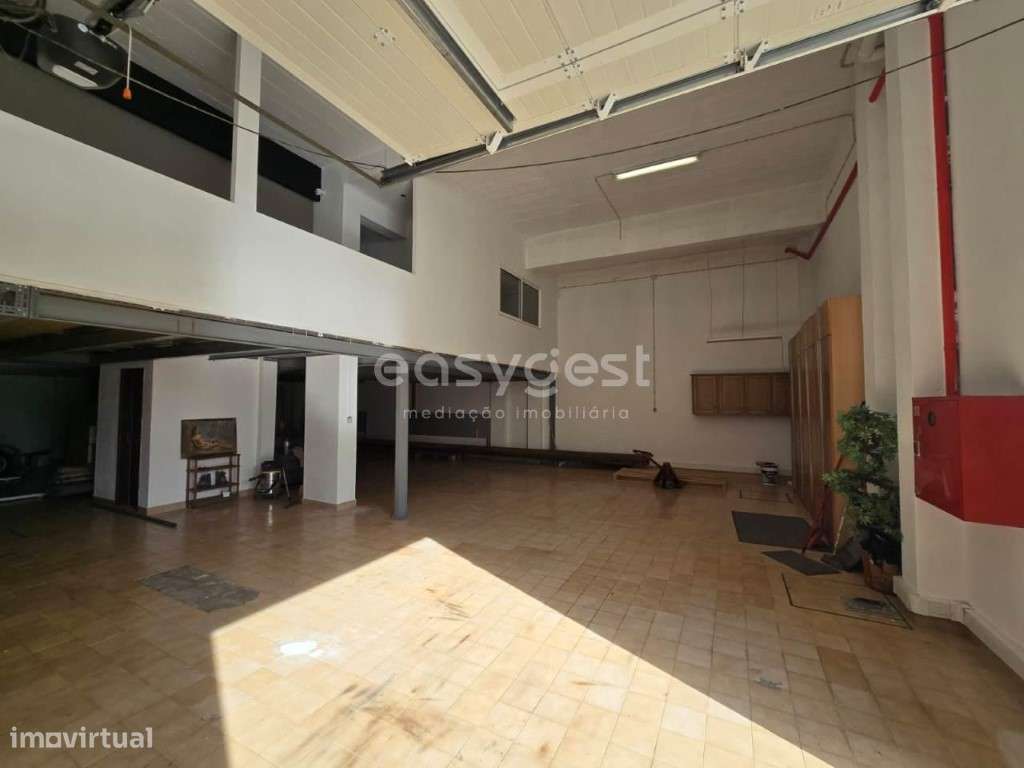 Espaçoso Armazém com Escritório Localizado na Zona da Sobreda - Grande imagem: 3/27