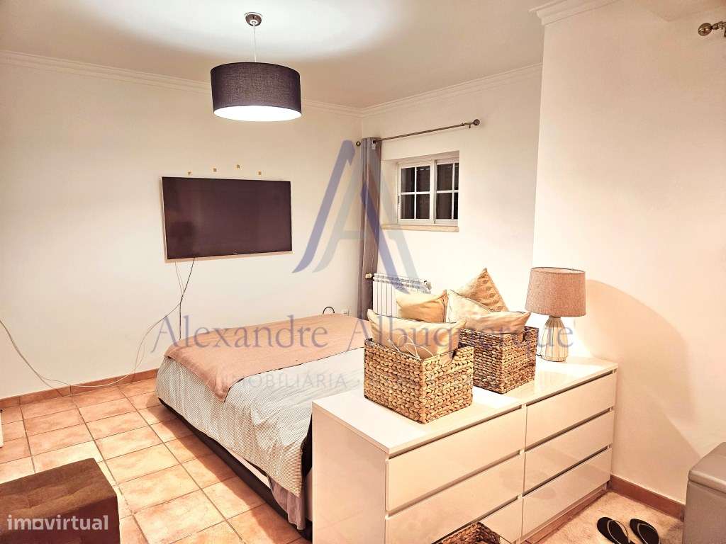 Moradia Isolada T4 de Prestígio com Piscina e Jardim-20