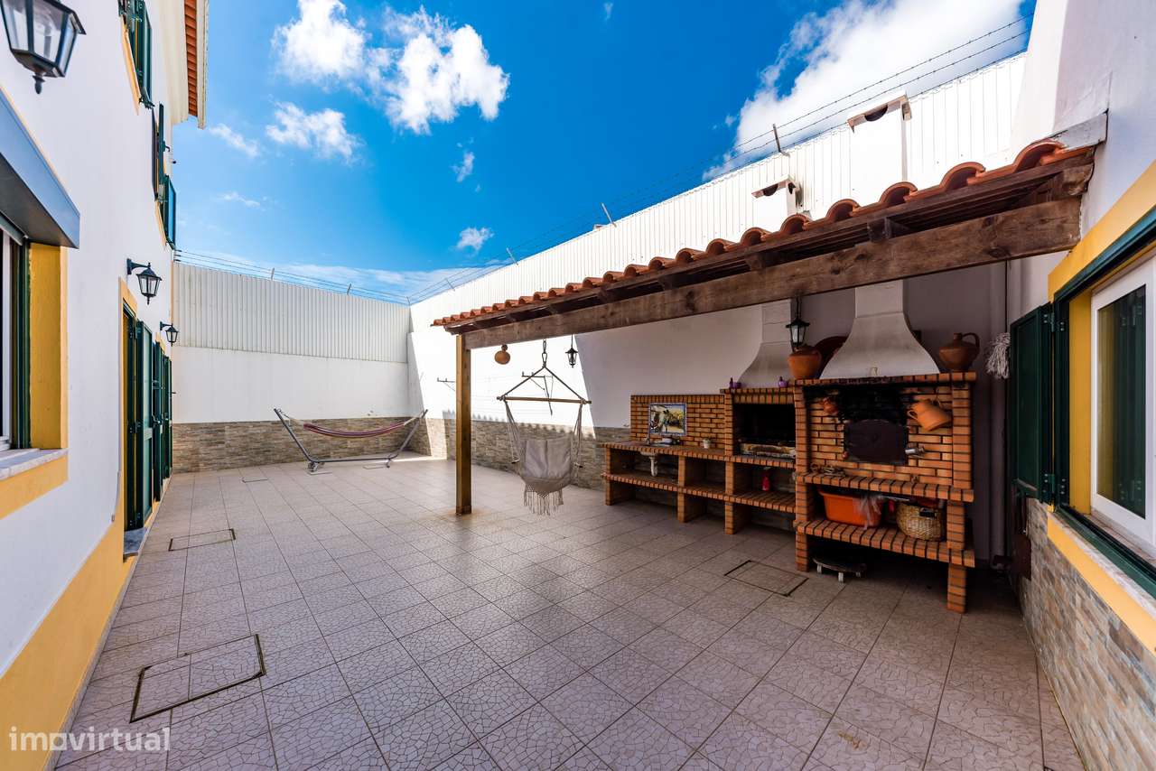 Moradia Isolada com 5 quartos| 2 Suite | Garagem e Sótão | 5m Metro-17