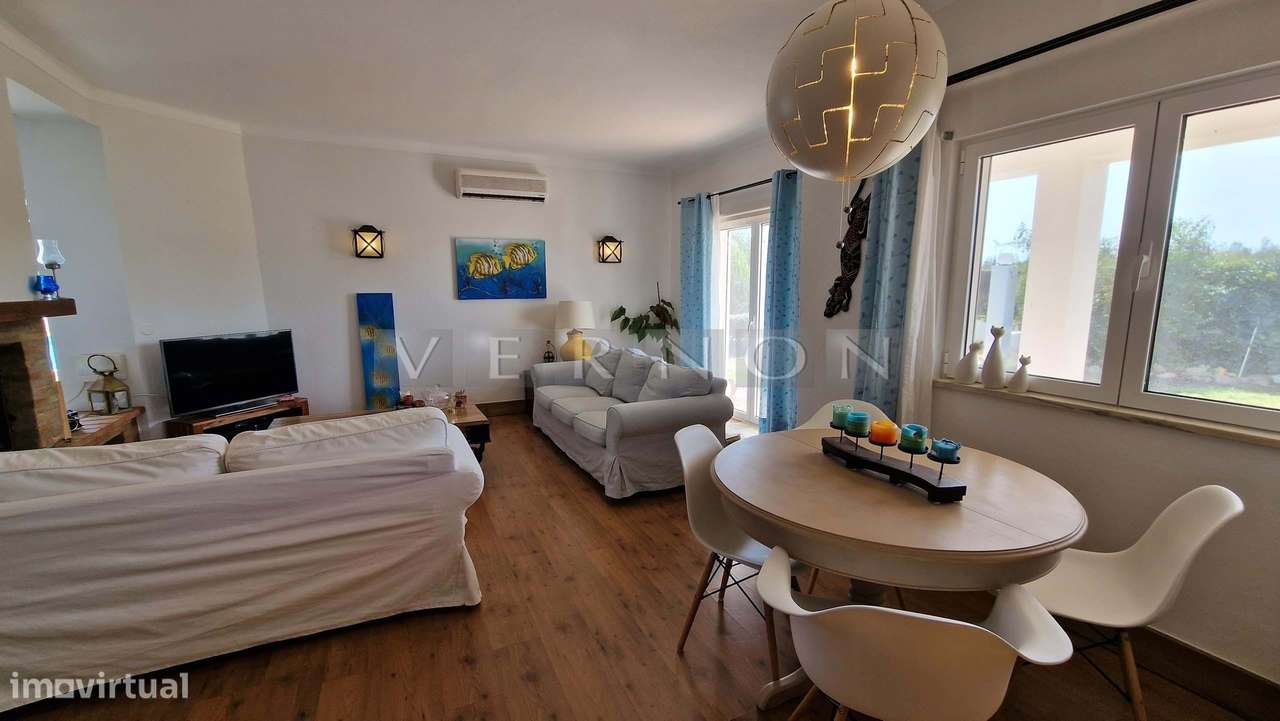 Charmosa e espaçosa moradia com 3 quartos e piscina para venda entre L-12