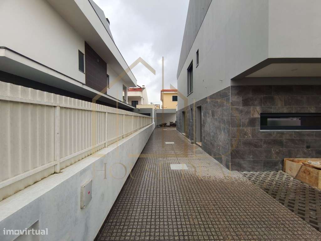 MODERNA Moradia T2+1 com Pérgola. Fernão Ferro - Grande imagem: 4/51