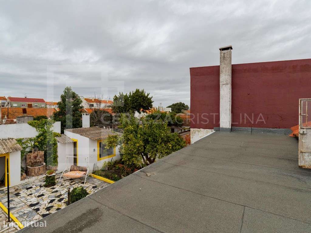 Moradia T3 com lareira, Garagem sótão e logradouro no Barreiro-19