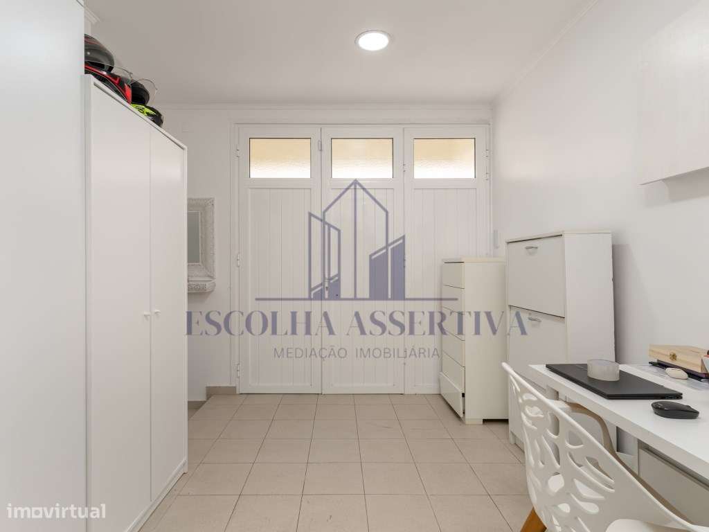 Loja com 95m2 transformada em apartamento T2-24