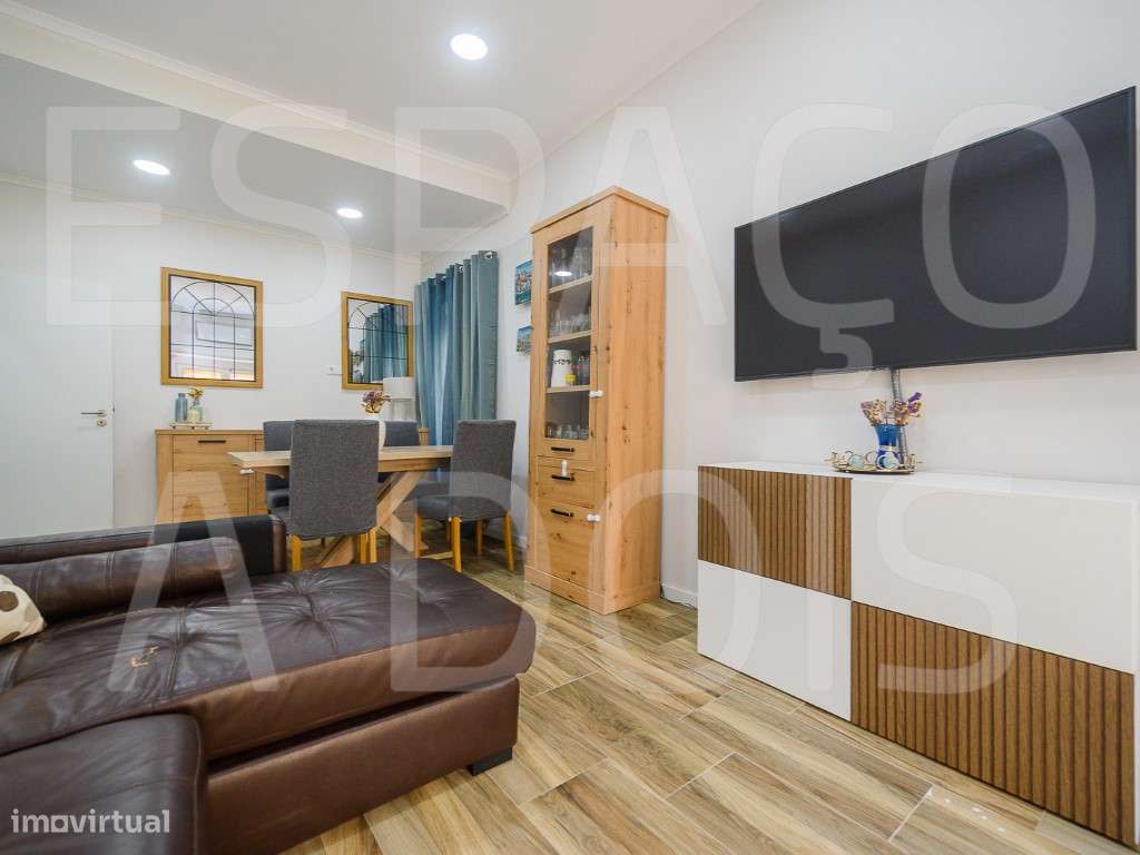 Amadora Centro | T3 Remodelado com 2 Suites e um Fantástico Logrado...-17