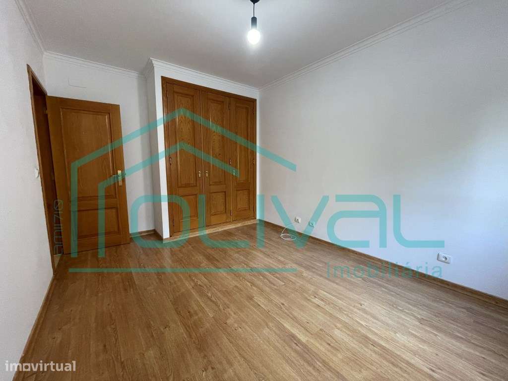 Apartamento T3 com parqueamento e arrecadação na 2ª Fase da Qta. Pi...-25