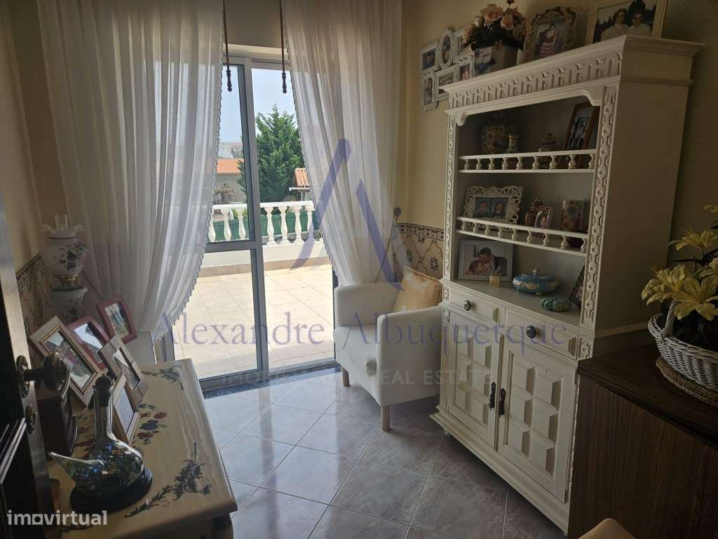 Moradia com anexo e espaço comercial.-19