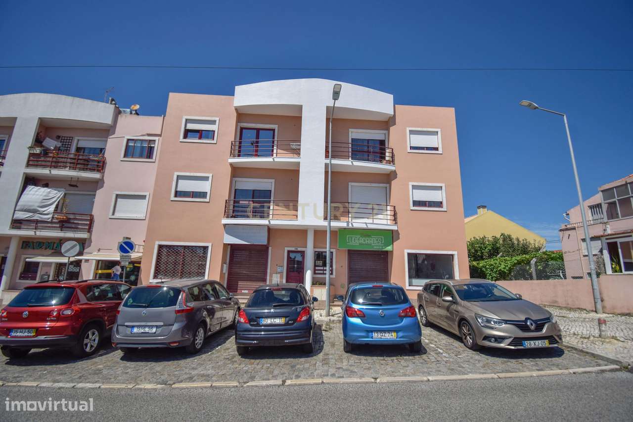Apartamento T3, com 107 m² de área útil, estúdio musical com 40 m² e g-26