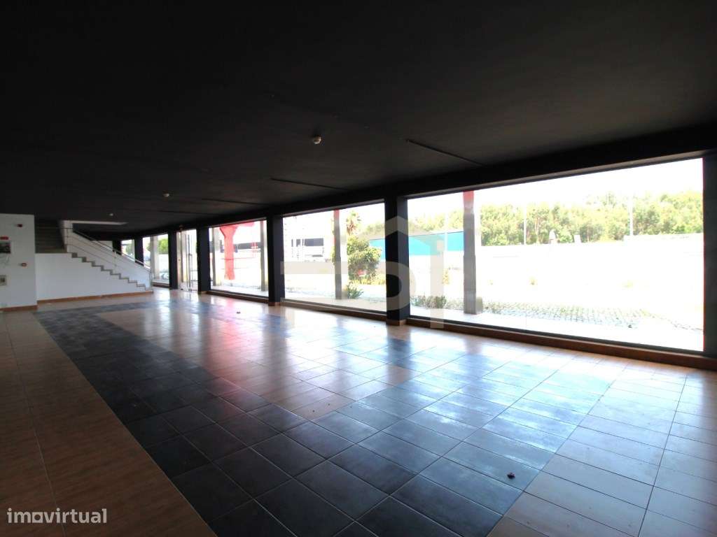 Vende-se Armazém, destinado a comercio e serviços com 1.320 m2, á f... - Grande imagem: 4/19