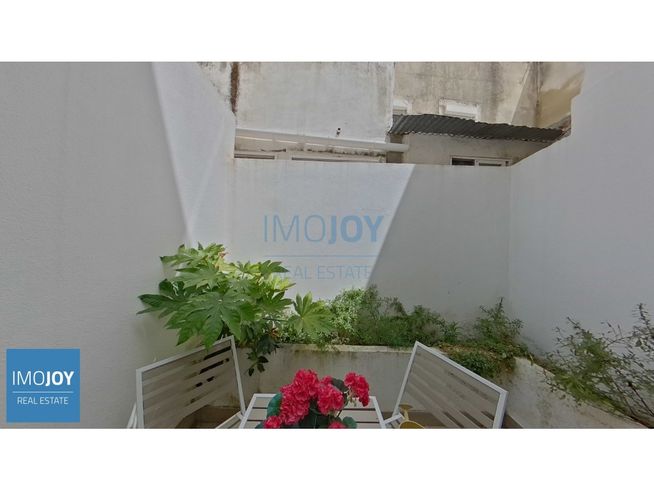 Apartamento T2 DUPLEX na Lapa, Recuperado, com Zona exterior-0