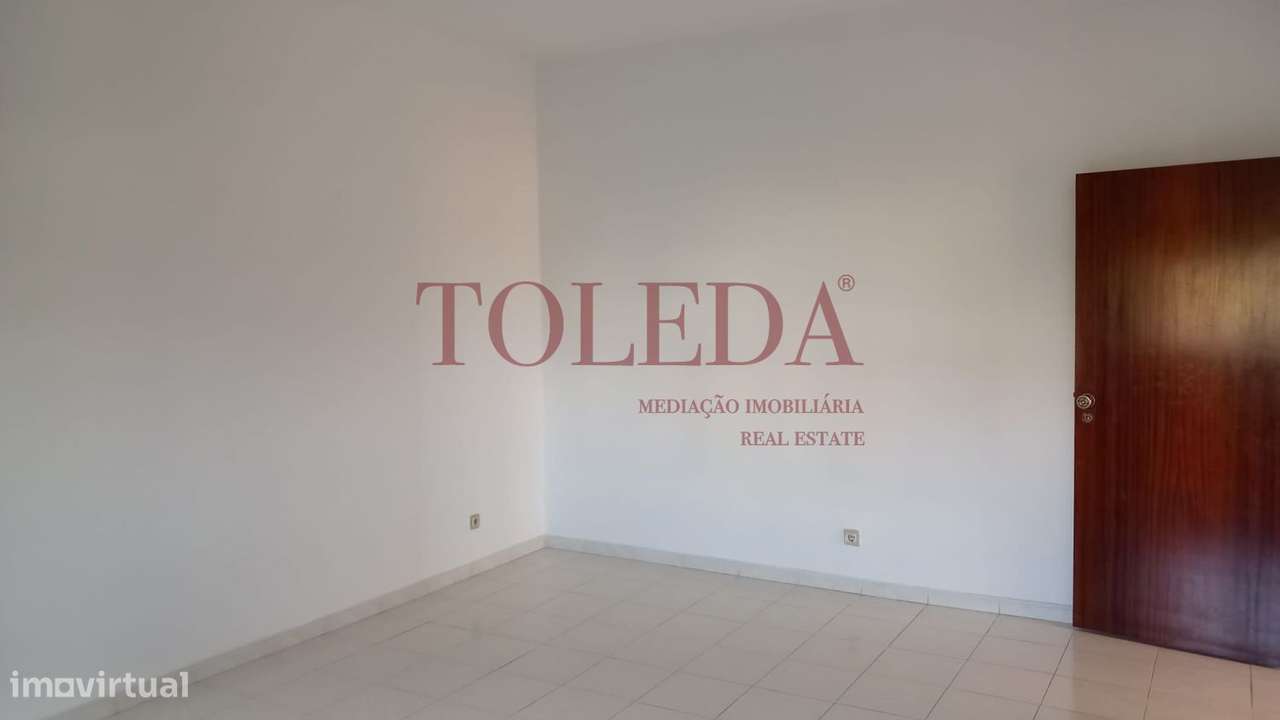 Moradia Bifamiliar com 2 T3 em Vialonga-12