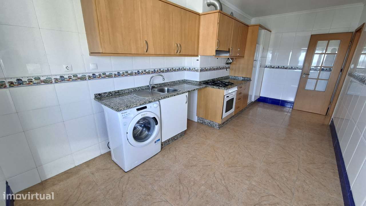 Apartamento T2 com 74m², Arrecadação e Estacionamento no Carregado-2