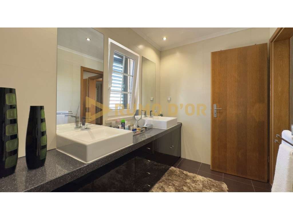 Viva com Conforto! Moradia T4 com Jardim e Espaço Exterior em Alenquer-20