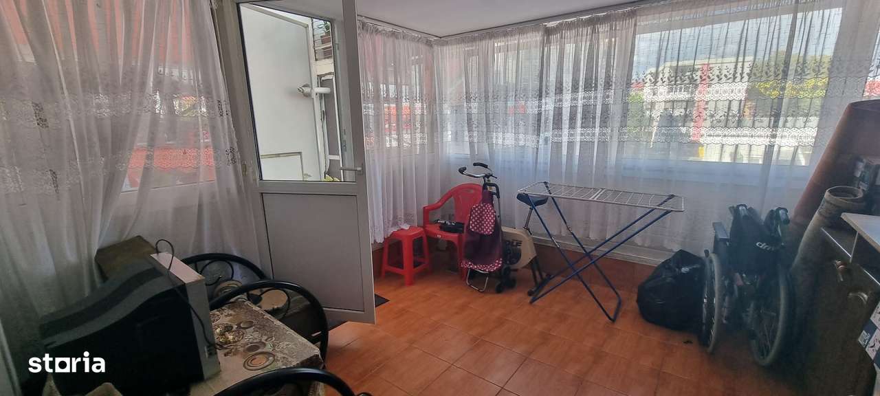 Vand apartament 4 cam. ,Topoloveni, etaj 1, ultracentral, langa Profi-5
