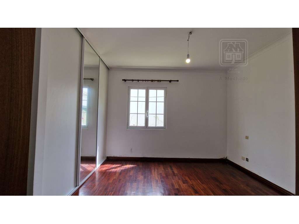 VENDA de MORADIA - VIVENDA T4+1 com Jardim e Garagem - Relva, Ponta...-40