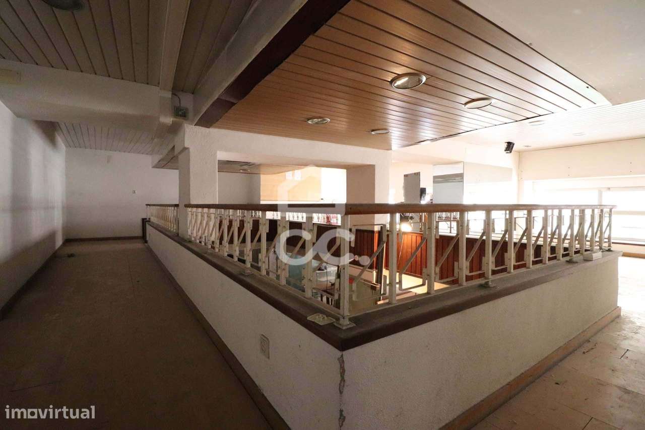 Prédio para recuperar junto à Praça do Comércio! - Grande imagem: 1/24