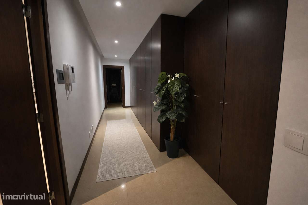 T2 Mobilado c/ Varanda e Garagem | Arrendamento Temporário - Grande imagem: 5/8