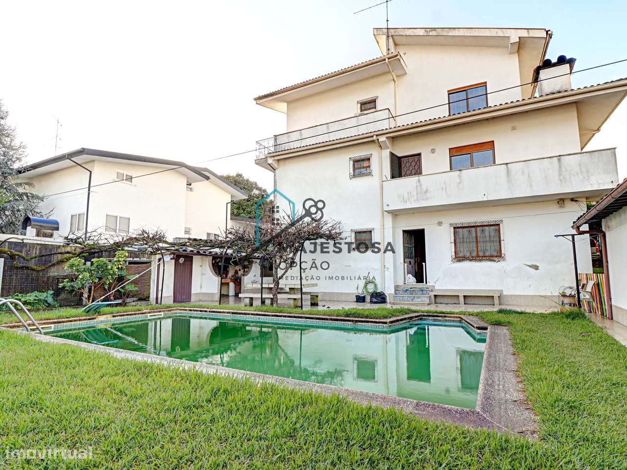 Moradia T5 com Piscina na Rua Padre Cruz, Maximinos-36