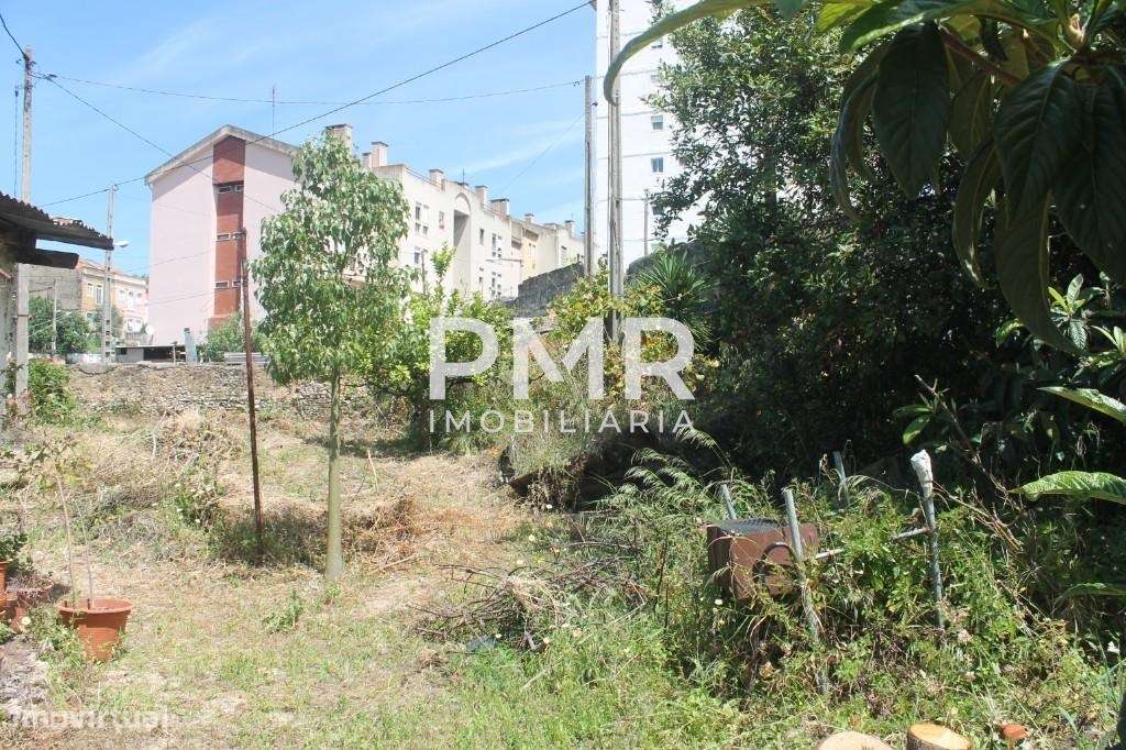 Conjunto de dois prédios urbanos em propriedade total, para reconstruç-9