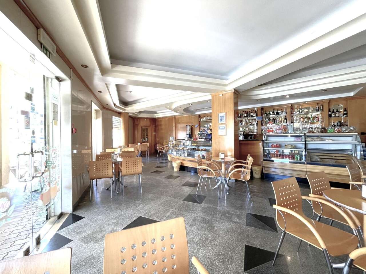 Loja com Café/Pastelaria em Funcionamento junto ao Pingo Doce — Quinta-7