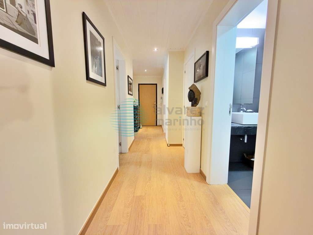 Apartamento T5, com 3 varandas, 2 lugares de estacionamento e Arrec... - Grande imagem: 3/45